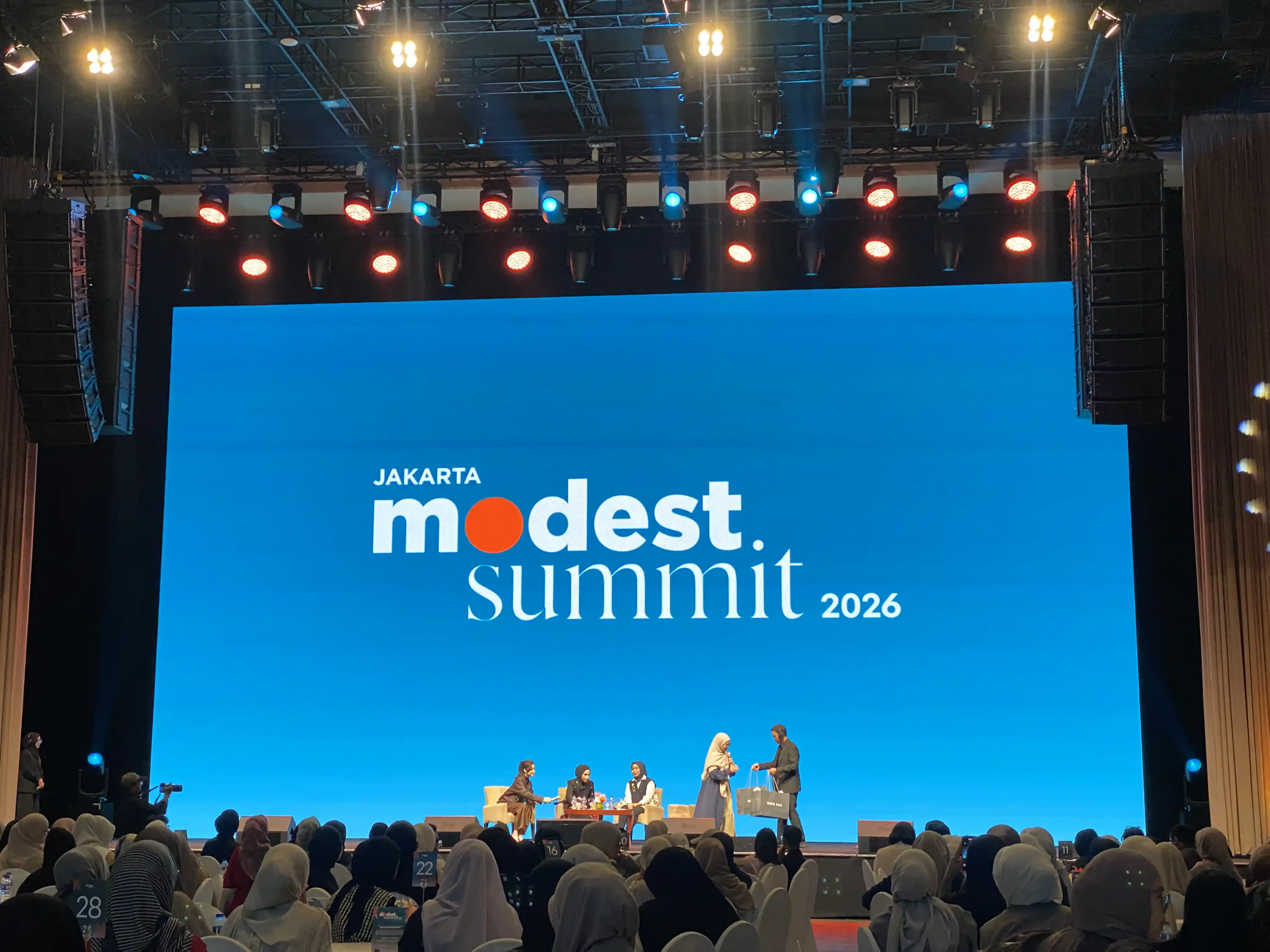 Jakarta Modest Summit 2026 closing stage with panelists exchanging a gift bag